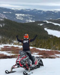 Chasing elevation and wide-open throttle. 🏔️❄️When the terrain gets steep and the lines get technical, you need a setup you can trust. This is what confidence looks like at the top—dialed in, locked down, and ready to send it back down.From the backcountry climbs to the deep tree lines, Straightline Performance keeps your sled responding exactly how you need it—power, control, and reliability when it matters most.No second guessing. Just ride.📸: @chadlyfrench9
#StraightlinePerformance #MountainRiding #SnowmobileLife #Backcountry