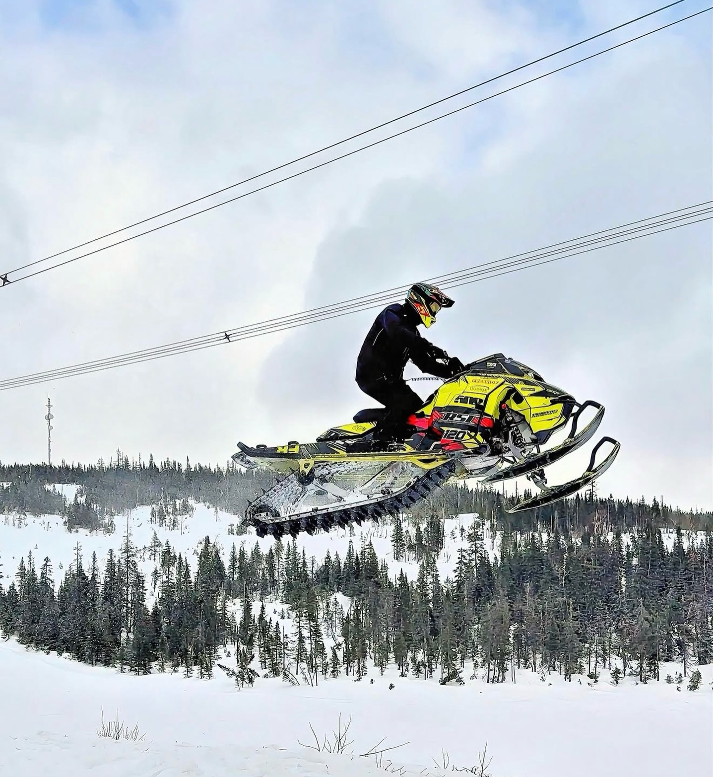 Wide Open. Full Send. 💨This is what Straightline Performance is all about—building the power, durability, and confidence to keep pushing further, climbing higher, and sending it bigger.Whether you’re chasing fresh snow, conquering technical terrain, or lining up for that perfect jump, the right performance parts make all the difference when it’s time to pull the trigger.Because limits were never part of the plan.📸: @tommy_morinn#StraightlinePerformance #snowmobile #skidoo #SnowmobileLife #MountainRiding