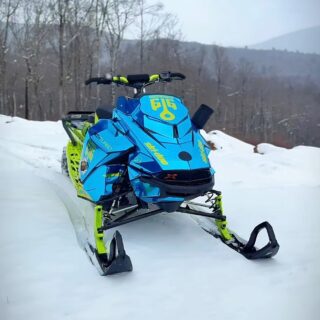 🏔️ Not your average 900 ACE Turbo.Built on the G5 platform and set up for the backcountry, this machine is all about exploring deeper, climbing higher, and making the most of every powder day. The turbocharged four-stroke delivers smooth, reliable power when you’re miles from the trailhead, while the custom look ensures it stands out in any mountain lineup.From the valleys to the peaks, this sled is ready for whatever the backcountry throws at it. ❄️💨Team Athlete @barkieracing sure knows how to build custom.#StraightlinePerformance #900ACETurbo #G5 #MountainSled